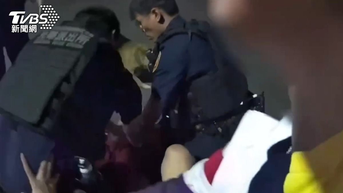 黎女試圖出腳踹員警,當場被員警壓制保護管束。(圖/TVBS)