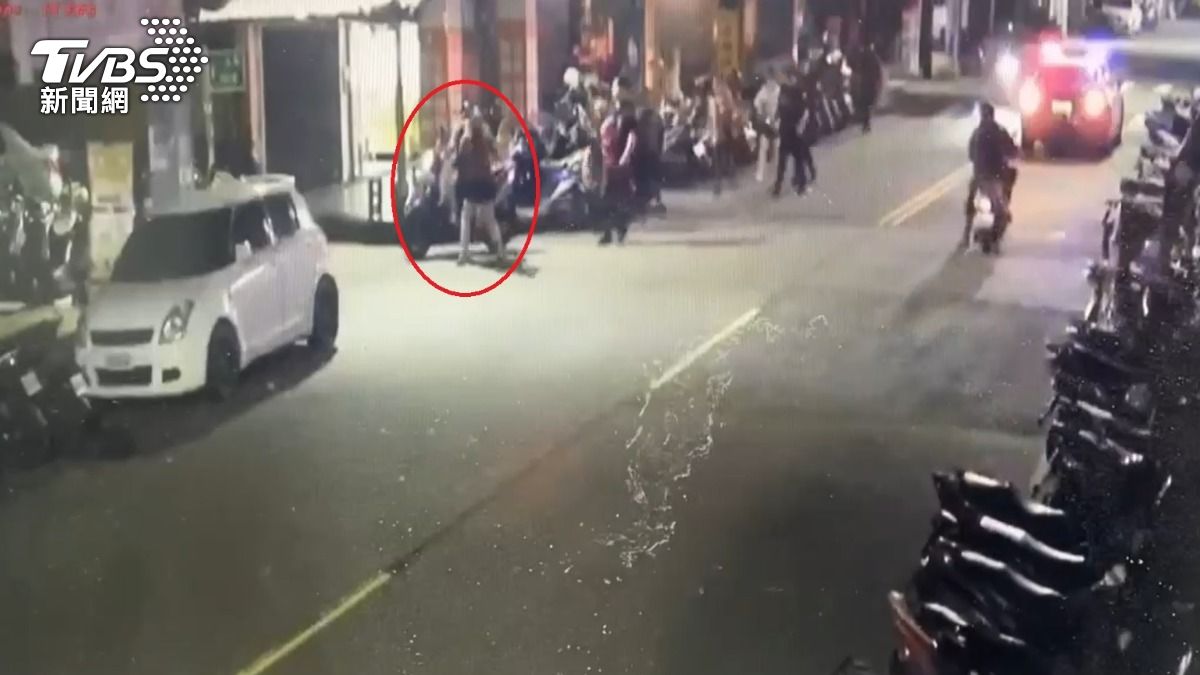 黎女當街爆打男友,驚動警方到場。(圖/TVBS)