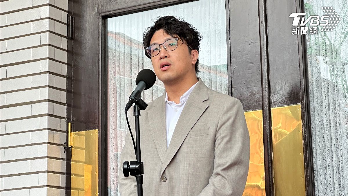 沈伯洋淺色西裝亮相 親曝治裝原因:爆炸頭看板對城市美學有傷害
