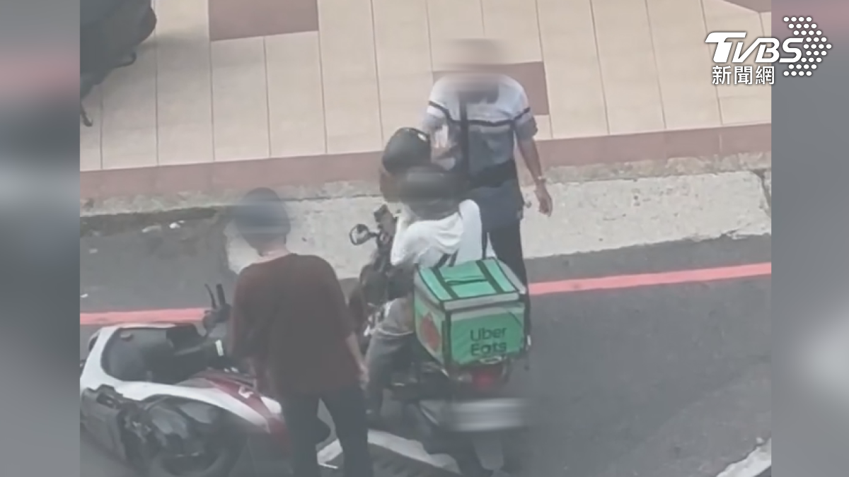 兩個人對一位外送員，雙方口角演變成肢體衝突，阿伯用手猛捶對方，自己的車倒地都不管了，阿伯甚至還拿安全帽猛砸對方頭部（圖／翻攝臉書＠台南大小事）