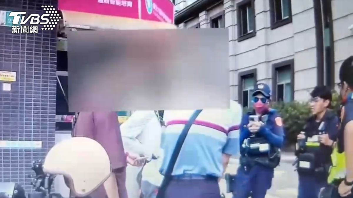 動手阿伯載著兒子，認為自己直行明明沒有錯，卻被左轉的外送員嗆聲，才會怒氣沖沖打人，雖然雙方都不提告，但警方認為違反社維法，影響社會安寧（圖／TVBS）