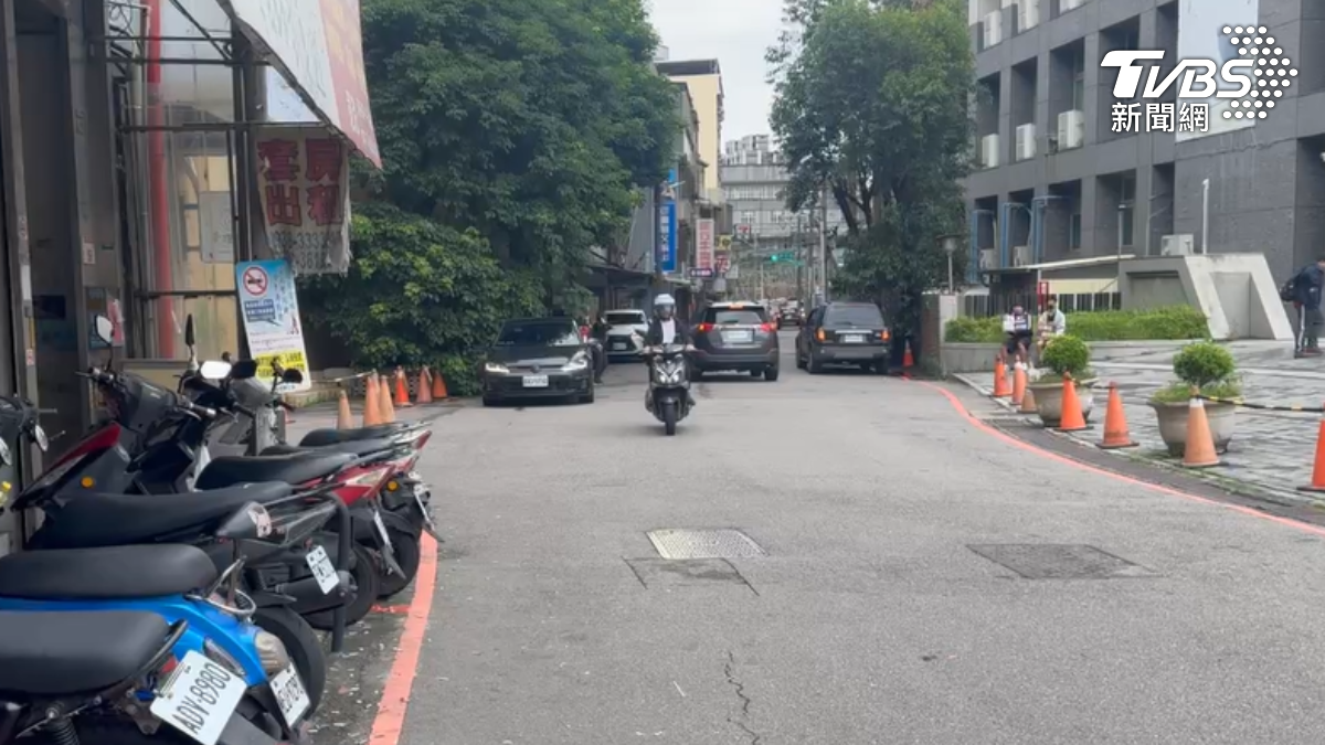 少年糾紛撂人相約談判,警出動快打壓制帶回3人。(圖/TVBS)