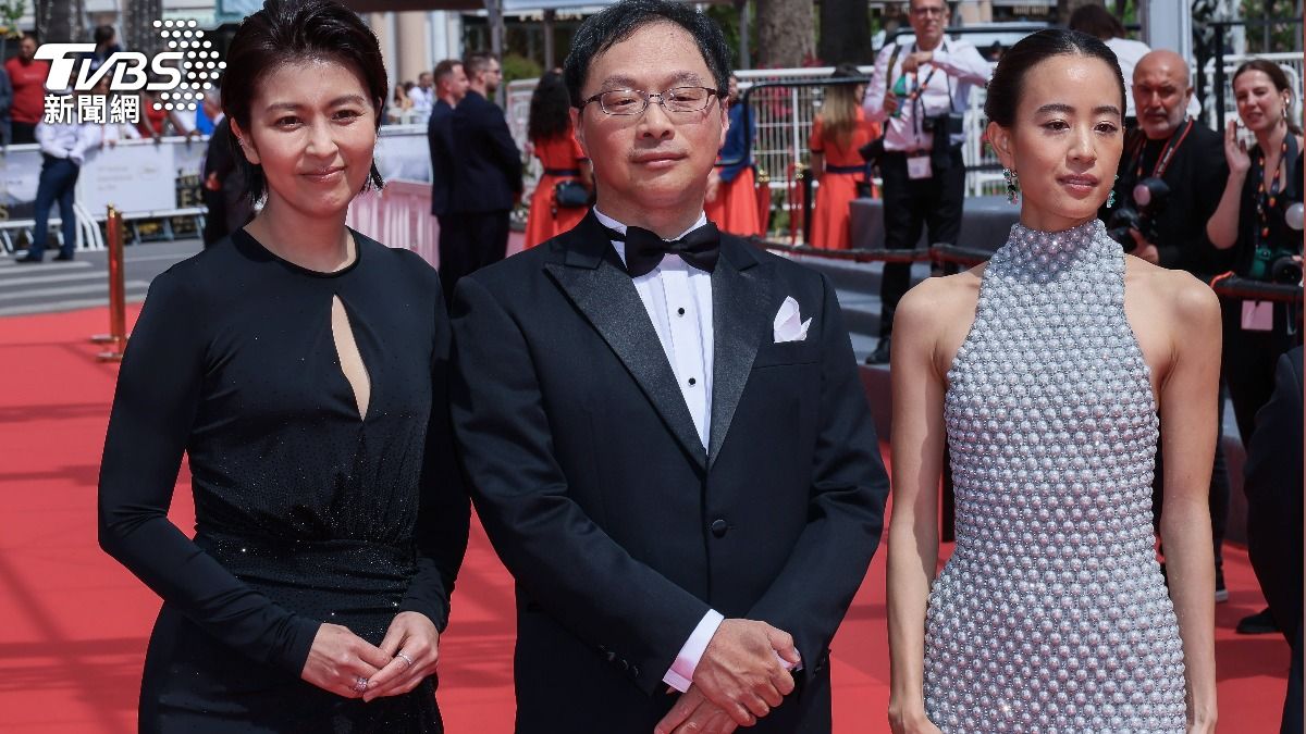 松隆子（左起）、深田晃司、石橋靜河一同走上坎城紅毯。（圖／達志影像美聯社）