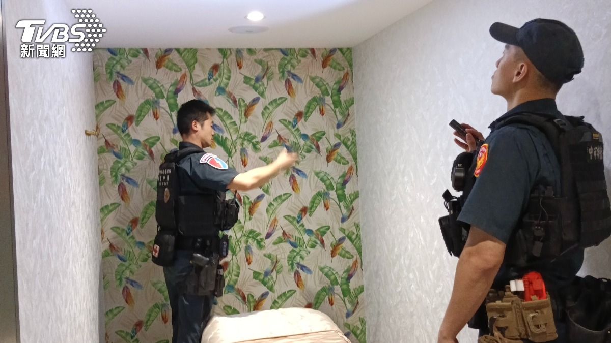 市府稽查聖宜診所台中兩分店。(圖/TVBS)
