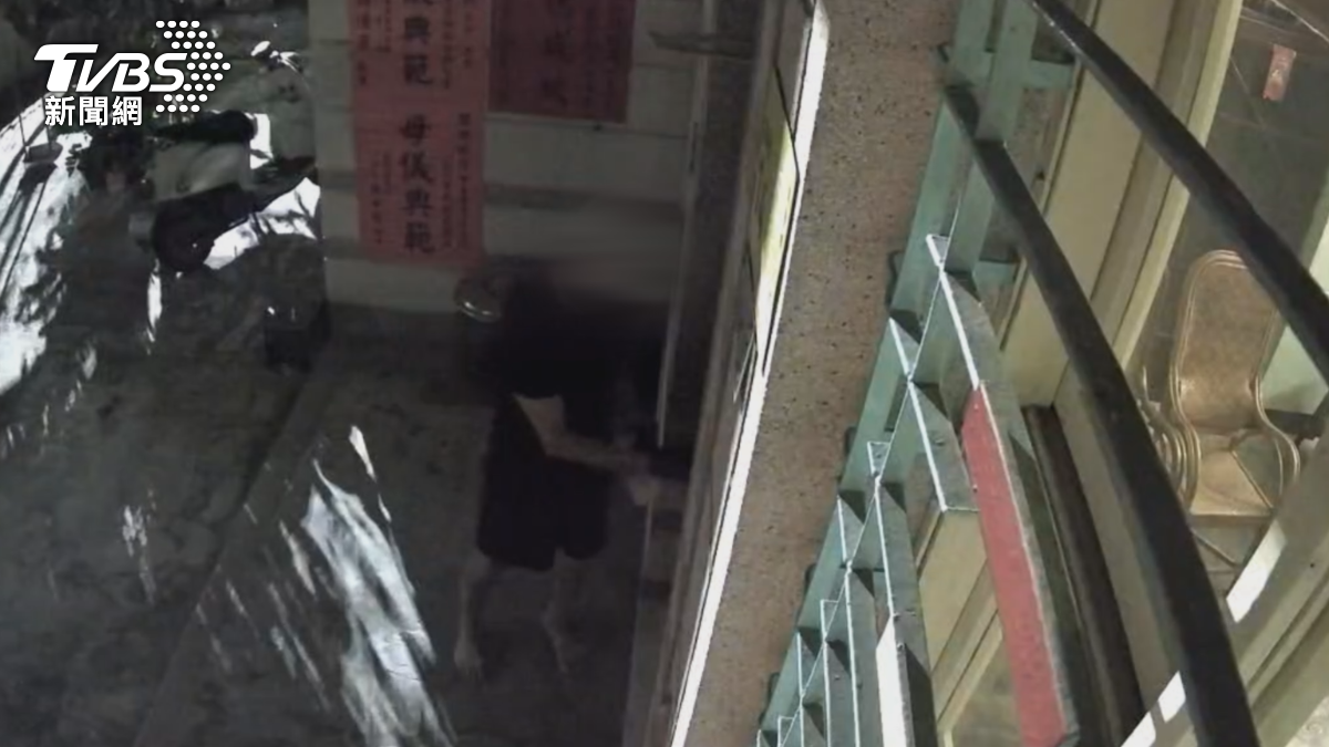 監視器時間轉到去年，也是一名男子戴著鴨舌帽、黑口罩，只差沒有黑手套，就讓被偷的婦人懷疑，根本就是同一人犯案（圖／TVBS）