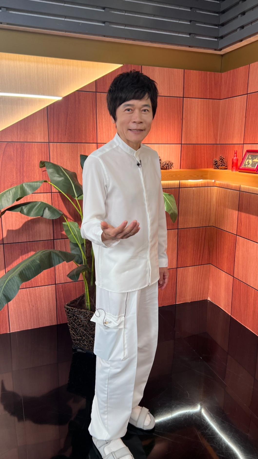 台語歌王洪榮宏作客《聚焦2.0》分享養生之道,氣色紅潤。(圖/年代提供)