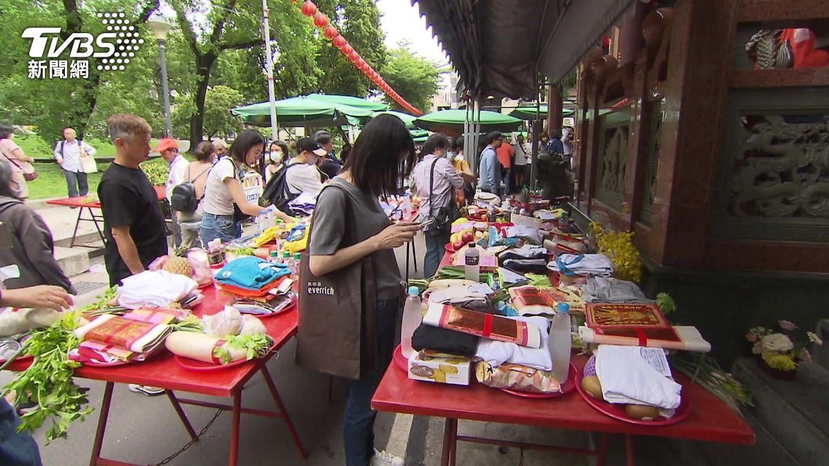 不少家長請假帶供品來參拜。(圖/TVBS)