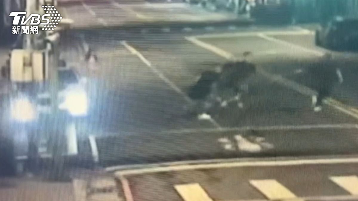 因衣服誤拿問題,4人當街爆發衝突。(圖/TVBS)