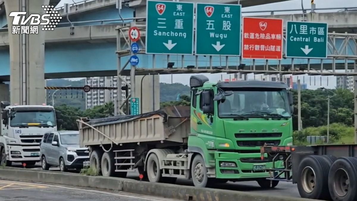 八里商港路是砂石車密集行駛路段。(圖/TVBS)