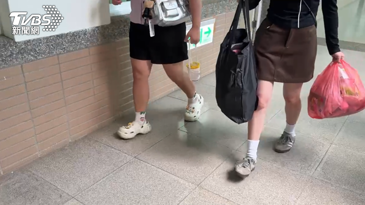 家屬來到校園內領取遺物,任教20多年的體育老師驟逝,師生都相當不捨(圖/TVBS)