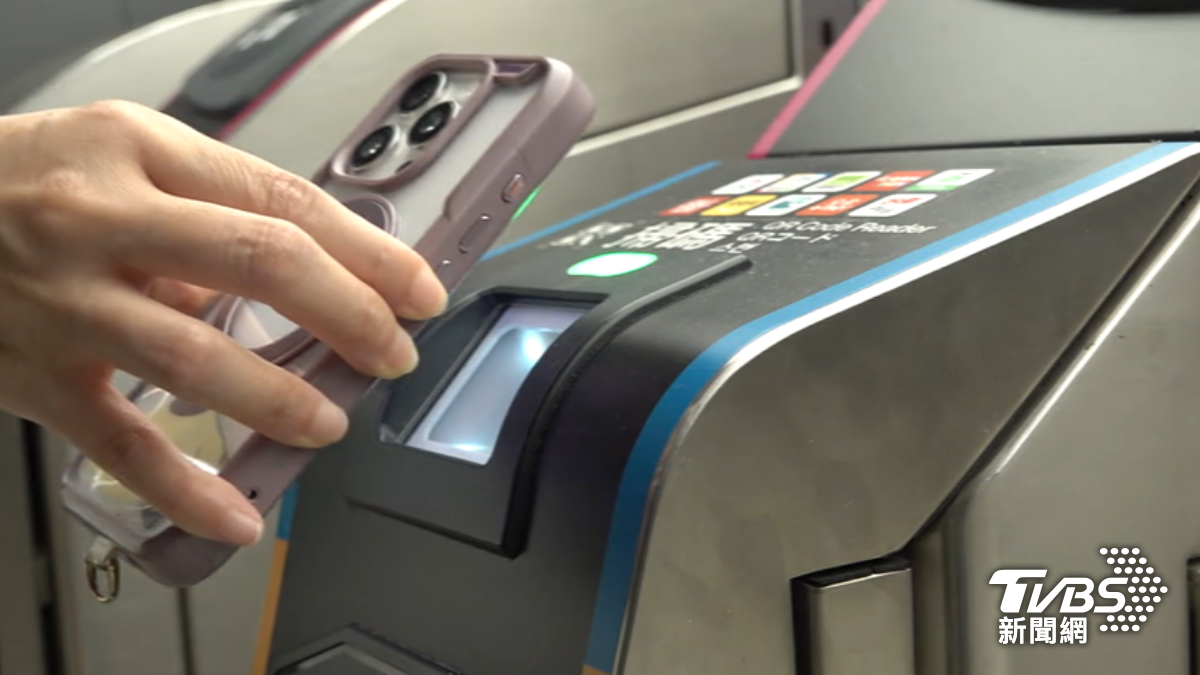 搭北捷掃QR Code進站多了LINE Pay Money可以使用。(圖/TVBS)