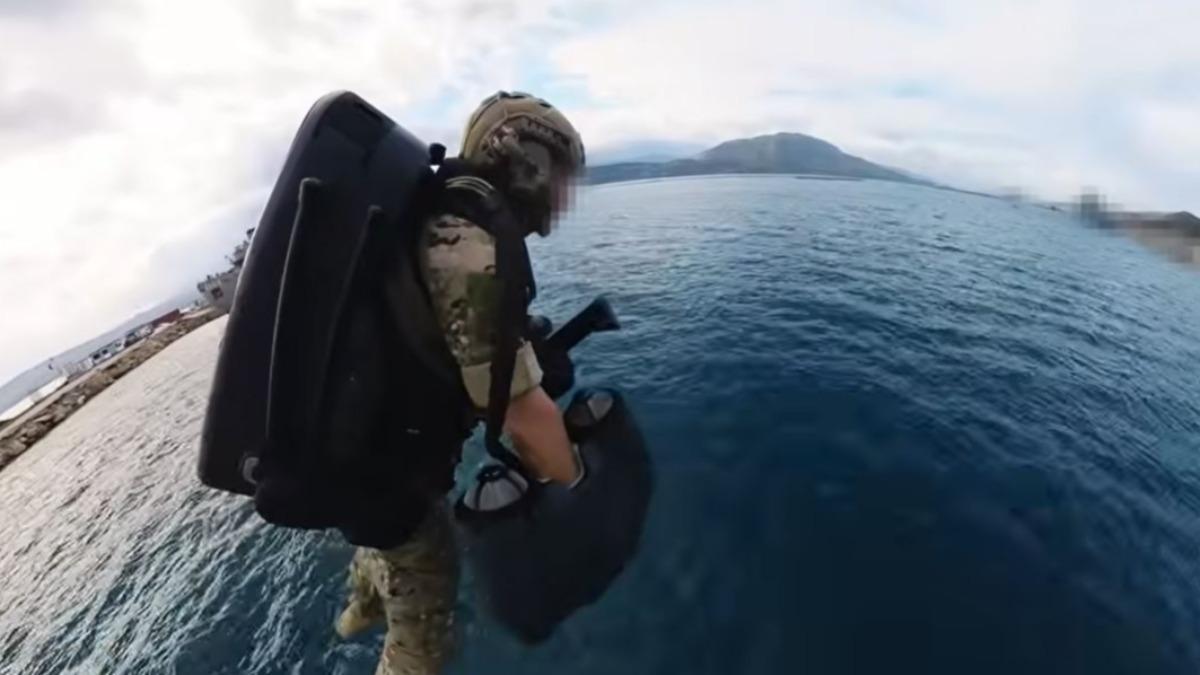 新加坡海警推出噴射飛行背包和武裝無人機，讓警員可以直接飛上敵船攻堅。（圖／翻攝自Gravity Industries）