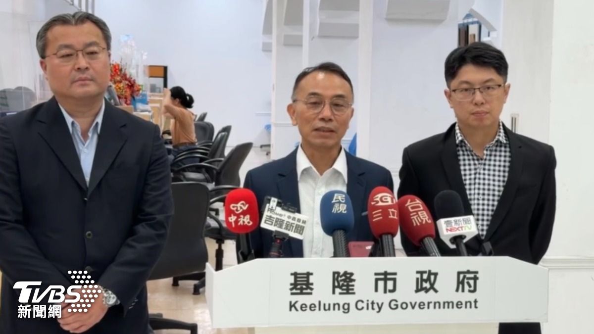 基隆市府法制及勞動處劉邦繡處長（中）、工務處簡翊哲處長（右）及政風處長李國正（左）今日出面說明。（圖／TVBS）