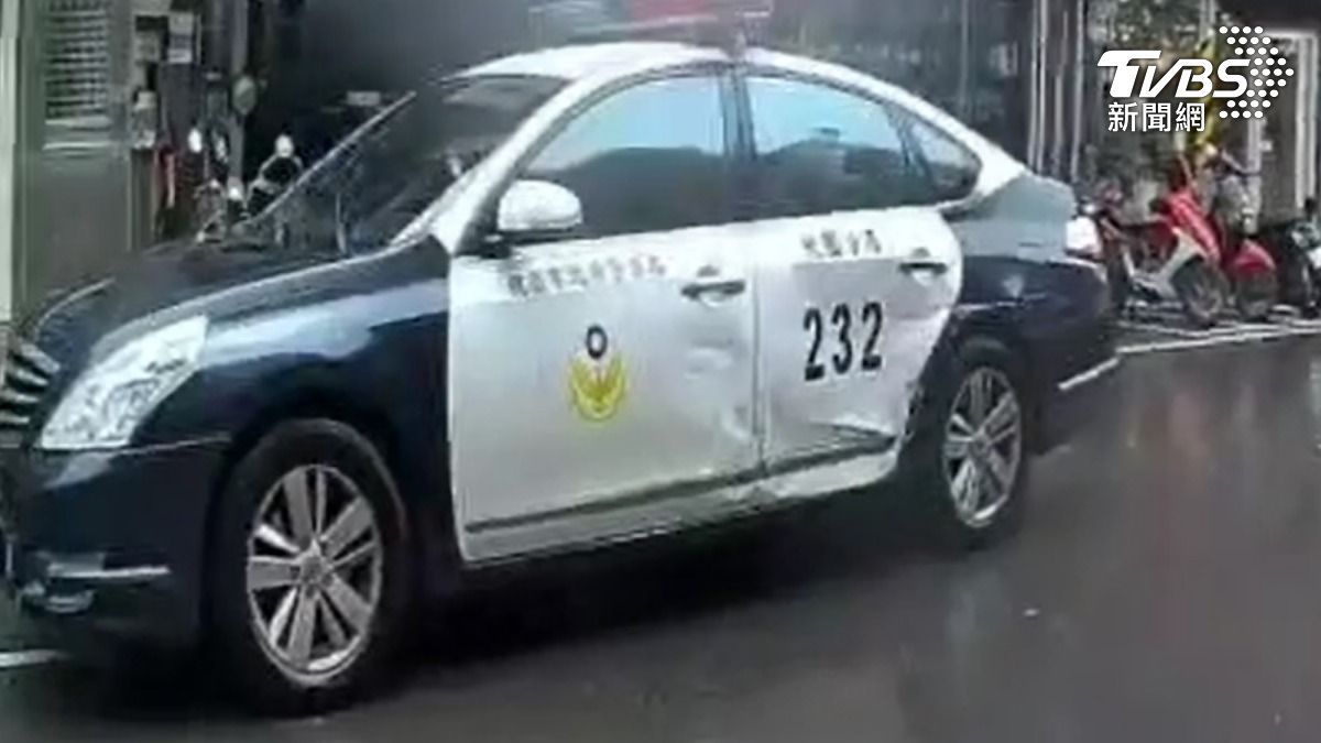 警車鈑金被撞到凹陷變形。(圖/TVBS)