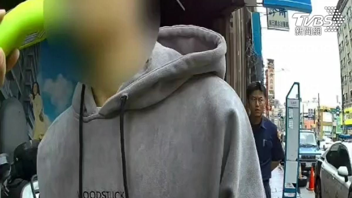 胡男接受酒駕以及唾液快篩檢測。(圖/TVBS)
