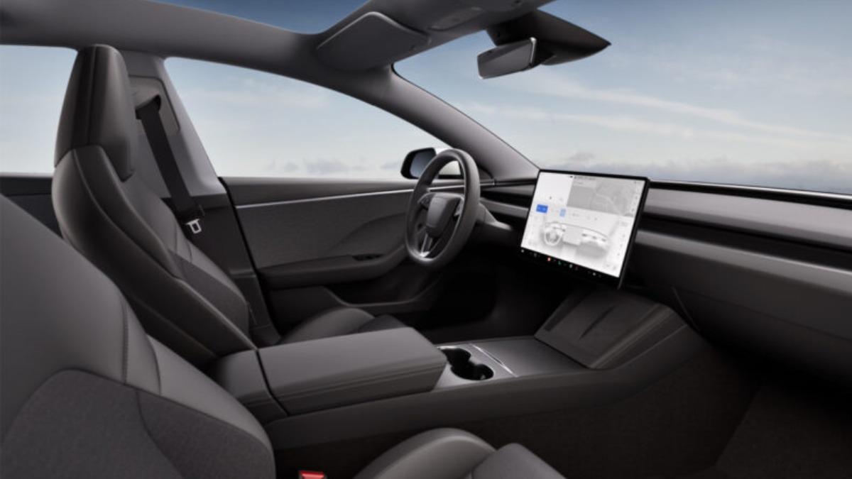 平價版Model 3依然保留全景玻璃車頂跟15.4吋中控螢幕。(圖/Tesla提供)