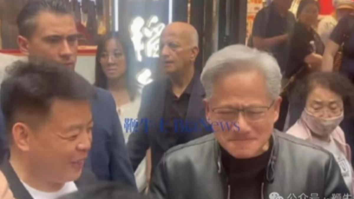 黃仁勳嘗試豆汁後忍不住皺眉。 (圖/翻攝自快科技)