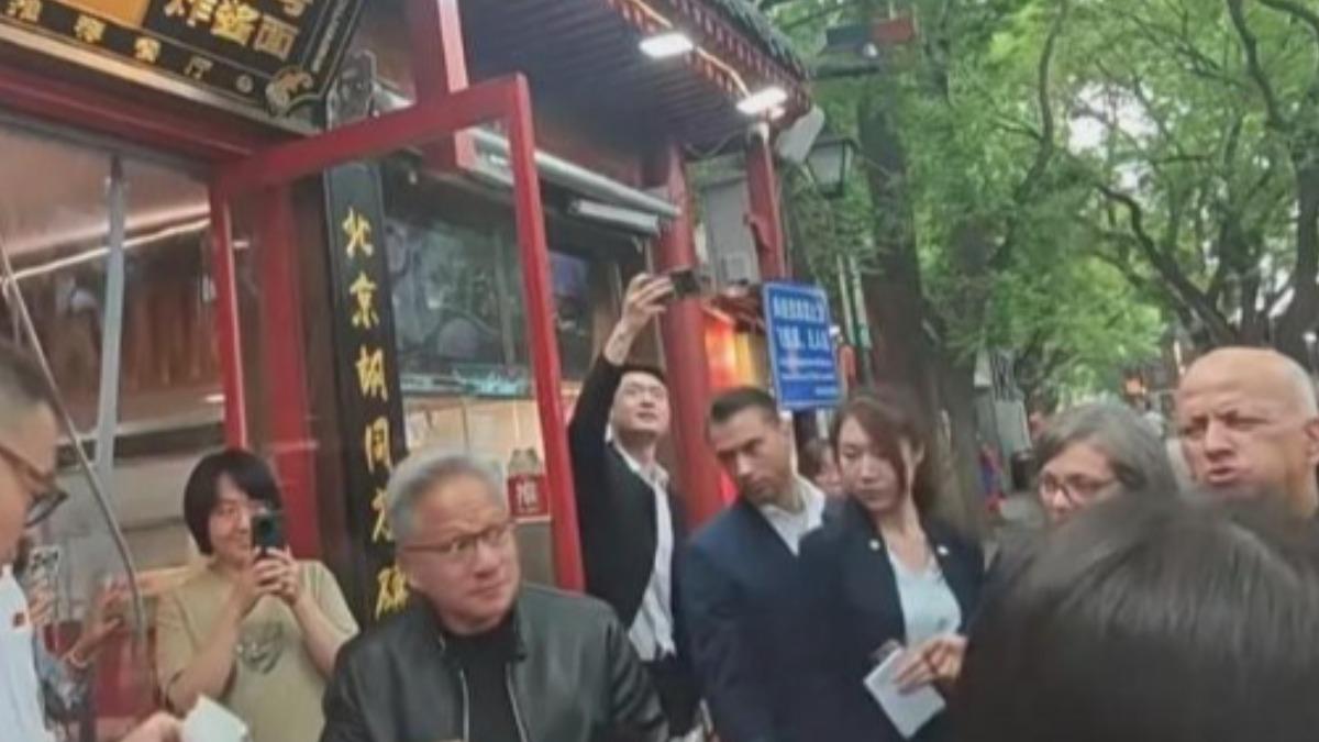黃仁勳與高盛執行長(右一)在北京知名炸醬店面門口。 (圖/翻攝自網易)