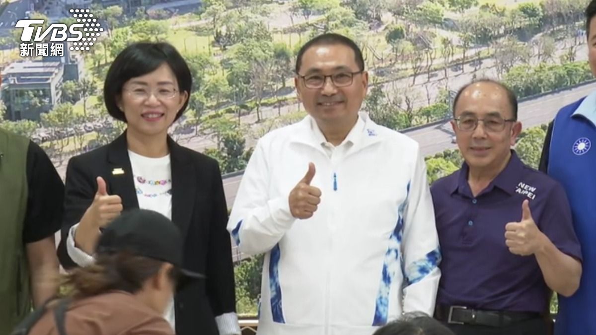 新北市長侯友宜(中)、民進黨立委蘇巧慧(左)、新北水利局長宋德仁(右)出席北大特區治水改善成果典禮視察。(圖/TVBS)