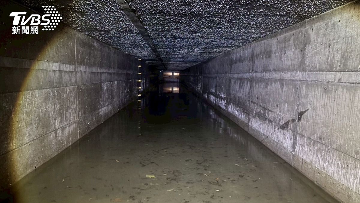 地勢低窪、排水路狹窄、管線混雜,造成當地一暴雨就積水嚴重。(圖/TVBS)