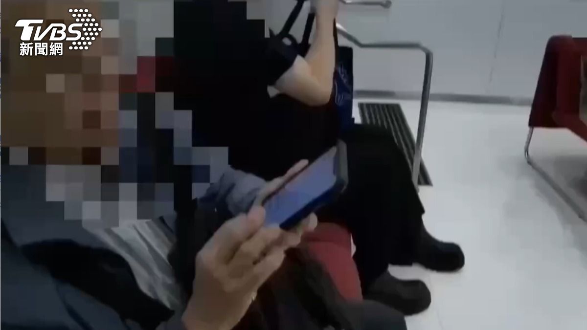 警方經老翁同意檢視其手機,點出這為典型詐騙手法。(圖/TVBS)