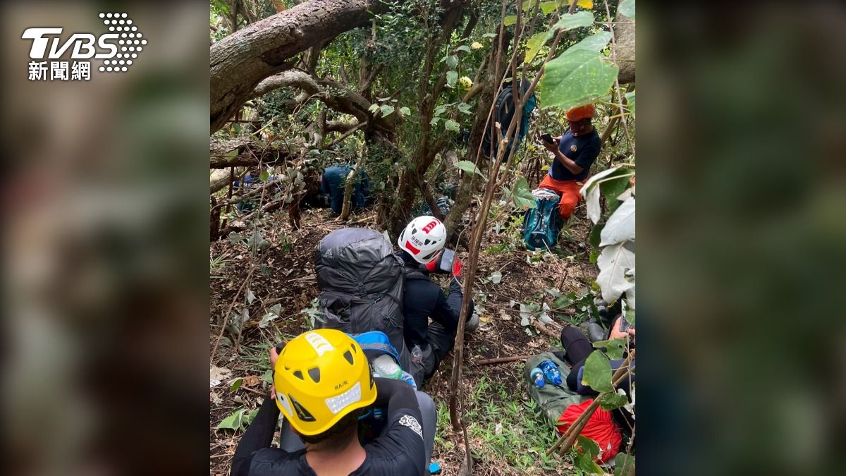 救難人員表示,當時還不確定馬修位置時,便聽到下方傳來薩克斯風聲,意外成為救援定位的關鍵之一。(圖/TVBS)
