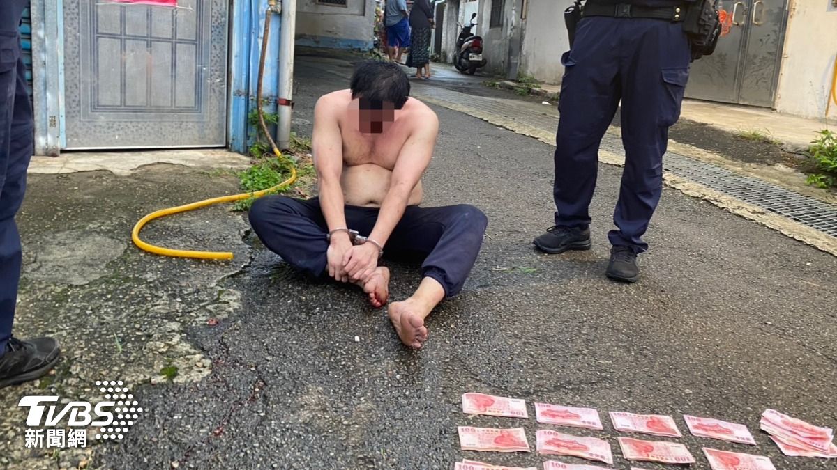 林男裸身被逮。(圖/TVBS)