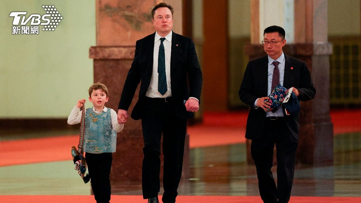 特斯拉執行長馬斯克的6歲小兒子一起現身在川習會國宴會場,超萌模樣引發大陸網友討論。(圖/達志影像美聯社)