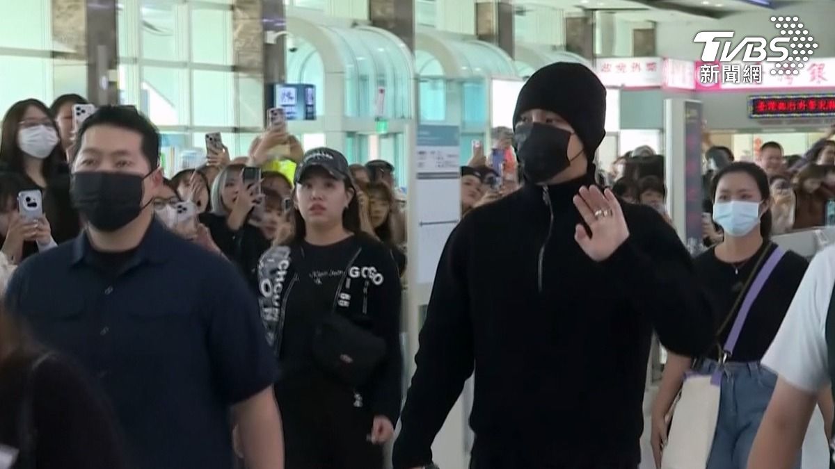 韓國男團SEVENTEEN成員金玟奎,繼前幾周與隊長S.COUPS來到高雄演出後,相隔不到一個月,他又現身在高雄小港機場。(圖/TVBS)