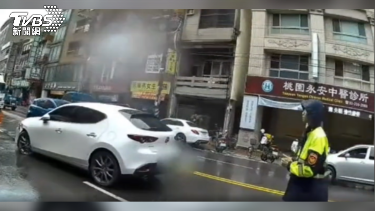 一名32歲胡姓男子逆向衝撞警車，下車後口齒不清、身體顫抖，經唾液檢測後，呈毒品陽性反應。（圖／TVBS）