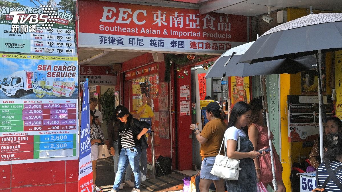 EEC超市目前也有匯款的服務,不過隨著金管會核准5家小額匯款,不少移工年輕人都已經改為線上匯款。(圖/胡瑞麒攝)