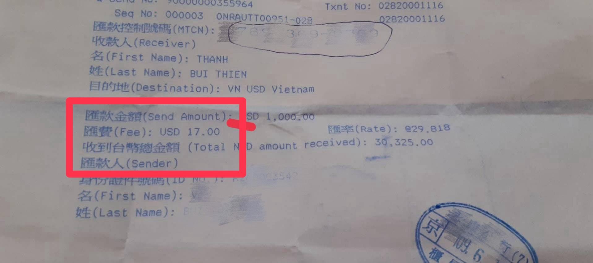 越南配偶出示到銀行匯款的收據,手續費約為17元美金。(圖/當事人提供)