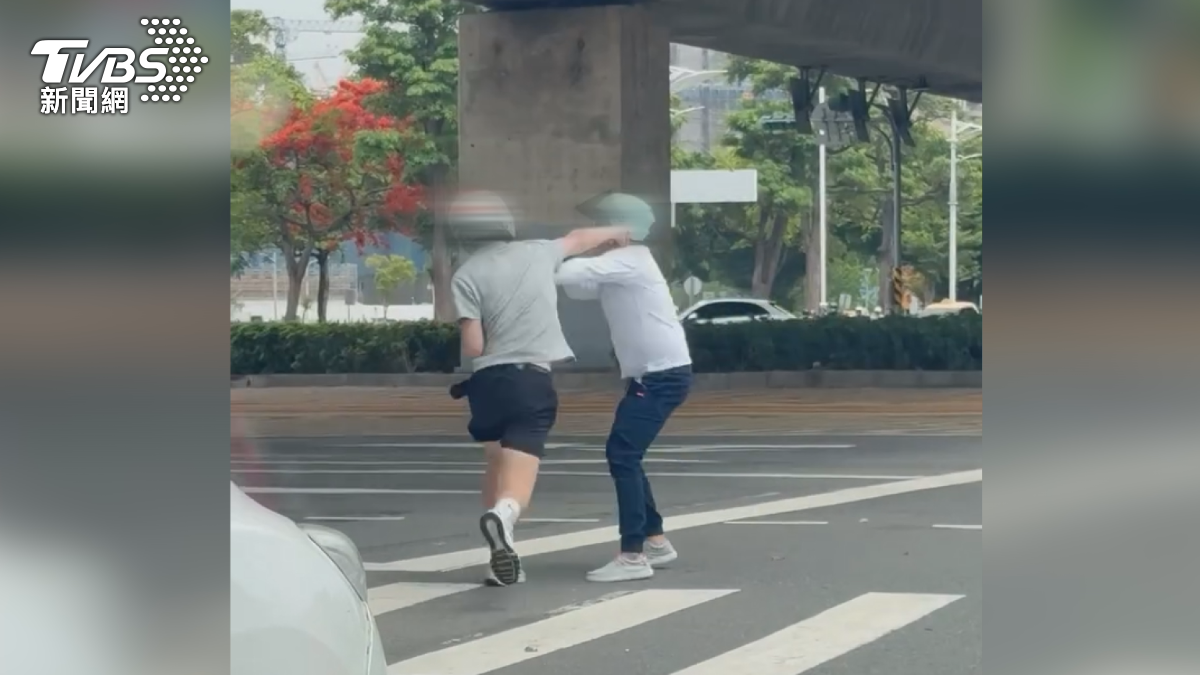 高雄前鎮中山與凱旋路口發生互毆事件,男騎士不滿一旁男子邊騎車邊抽菸,菸味不斷飄過來,上前勸導無效,雙方出拳互毆。(圖/翻攝Threads@b00778)