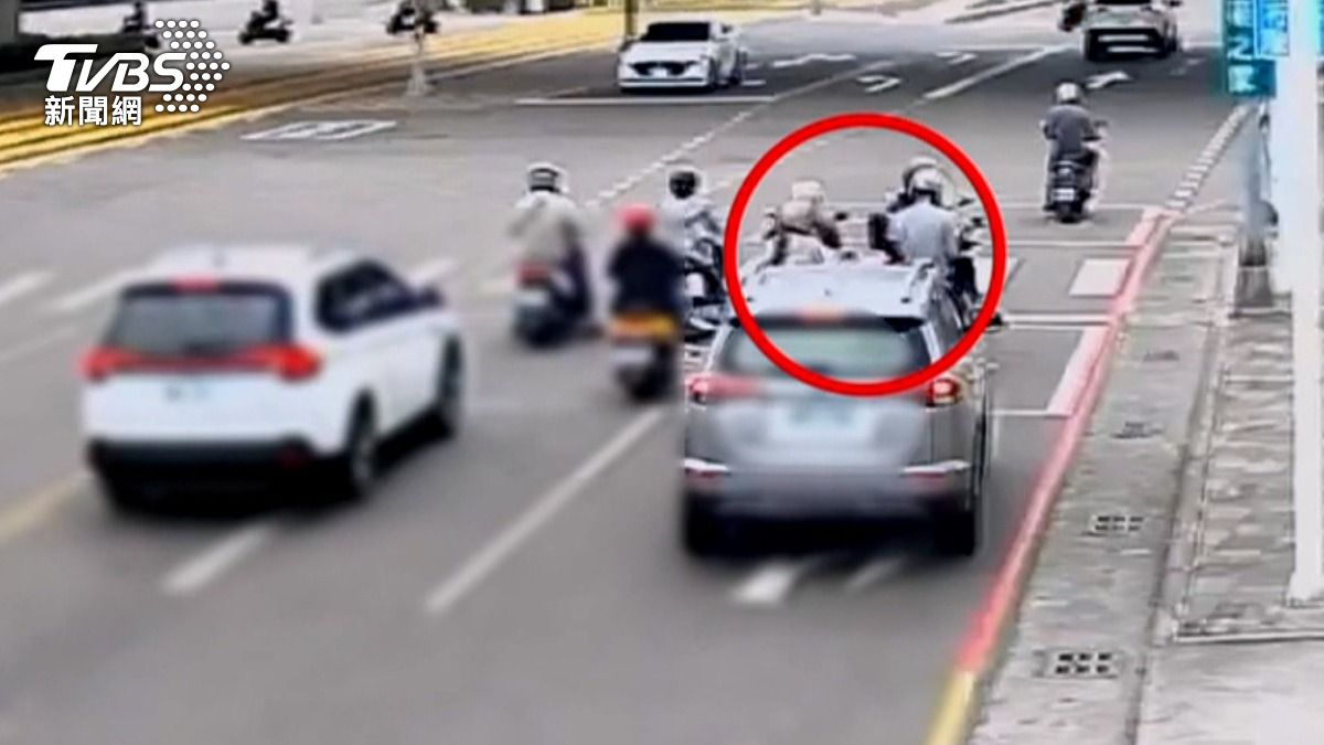 一名男騎士,不滿一旁男子邊騎車邊抽菸,菸味不斷飄過來,上前勸導無效,雙方出拳互毆,最重恐罰5.4萬。(圖/翻攝Threads@b00778)