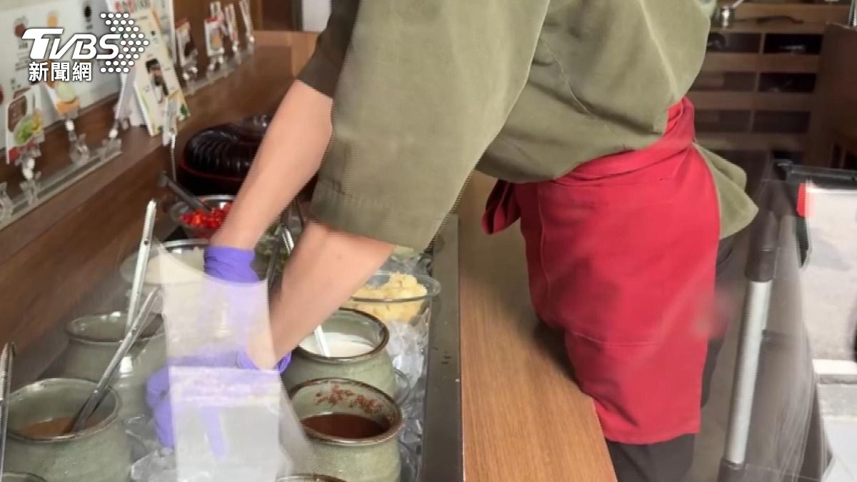 火鍋撈出「6根筷子」!店家認疏失。(圖/TVBS)