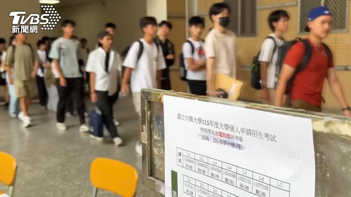 中興理學大樓竄火,天花板「燻黑一片」。(圖/TVBS)