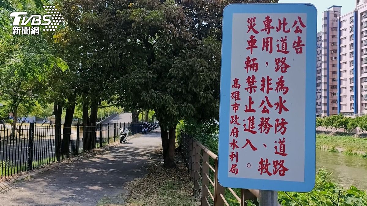 防汛道張貼公告，禁止非公務車進入，但後方仍有不少學生違停。（圖／TVBS）