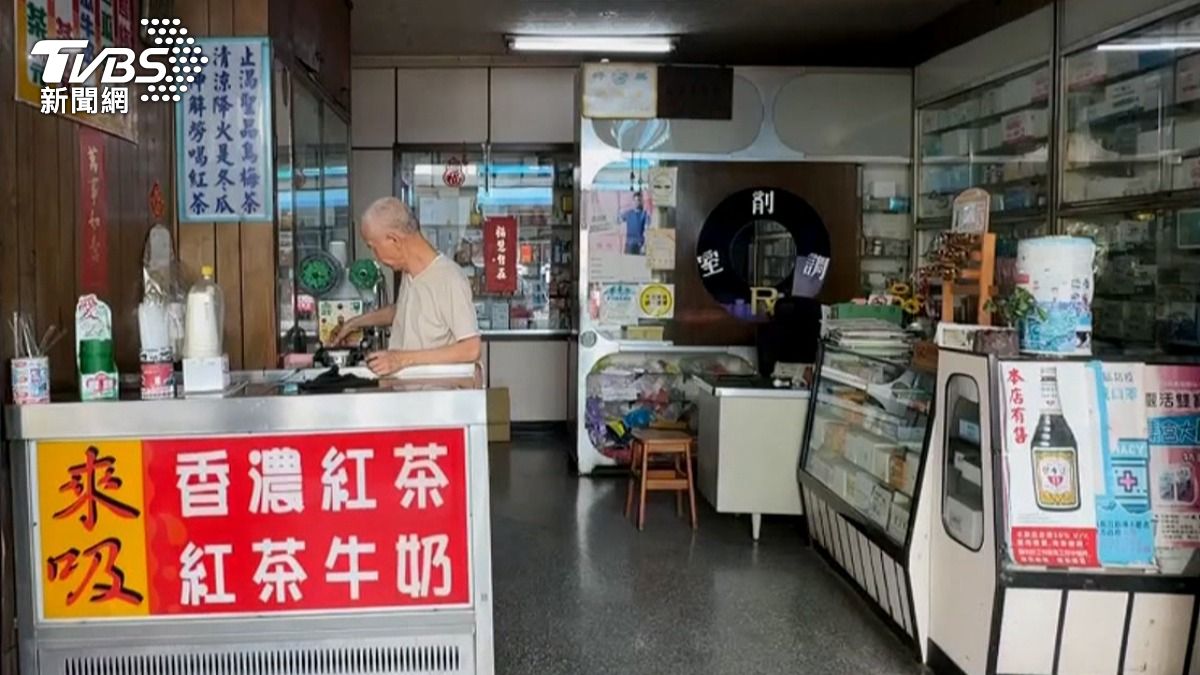 高雄一家傳統藥局成功轉型，在販售藥品的同時，也經營古早味紅茶、奶茶，已在地深耕超過20年。（圖／TVBS）