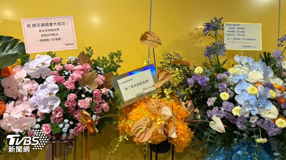 S.H.E送花籃祝福。(圖/陳薈涵攝)