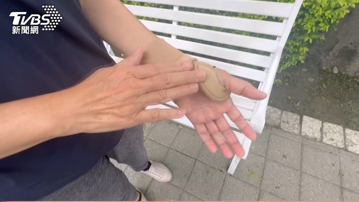 婦骨折曬太陽遇2狗衝來 跌坐舊傷復發。(圖/TVBS)
