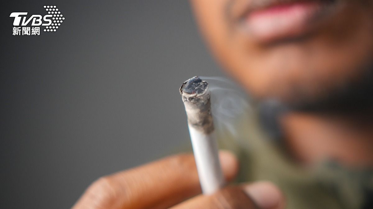 不只傷肺還毀臉!醫揭「抽菸」加速膚質崩壞:直接提早老10歲