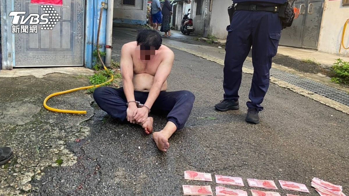 男慣竊偷2.4萬襲警拒捕,員警開3槍擊中腳掌制伏。(圖/TVBS)