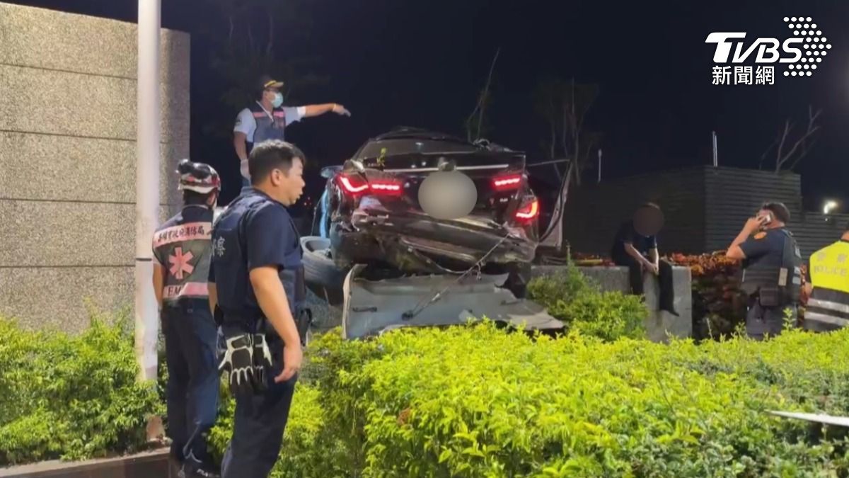 高雄捷運站驚見「飛天轎車」!女駕駛噴飛副駕 男稱吵架失控