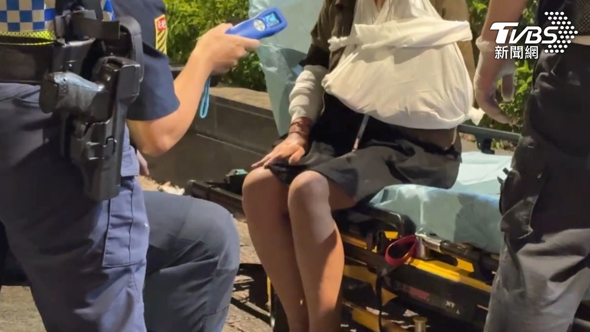 對於原本駕駛的女友為何會出現在副駕駛座並受困其中，男性乘客本人也感到相當不解。（圖／TVBS）