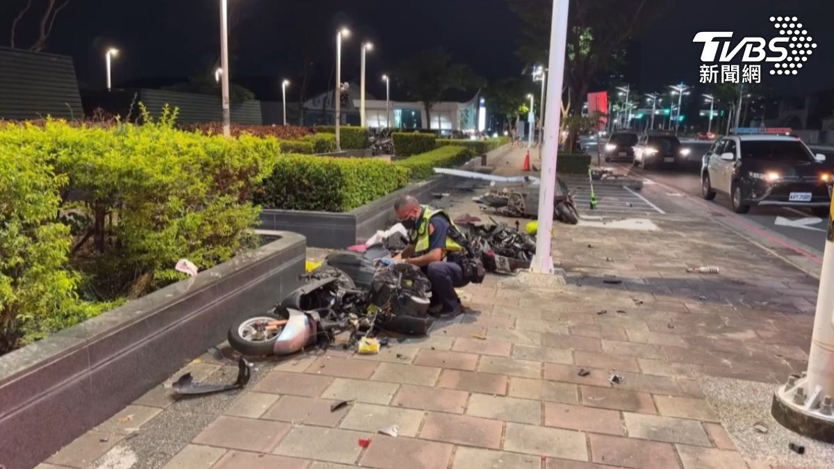 路燈遭撞倒、多台機車被撞成廢鐵、零件四散滿地，花圃圍牆也被撞出一個大缺口。（圖／TVBS）