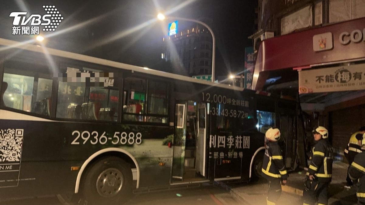 有片/疑疲勞駕駛!板橋末班公車自撞騎樓 2乘客送醫