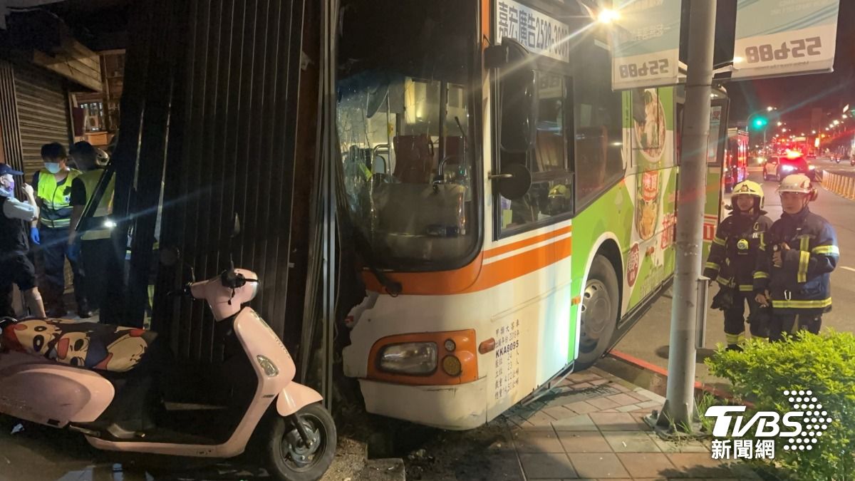 公車撞上飲料店柱子，導致擋風玻璃碎裂。（圖／TVBS）