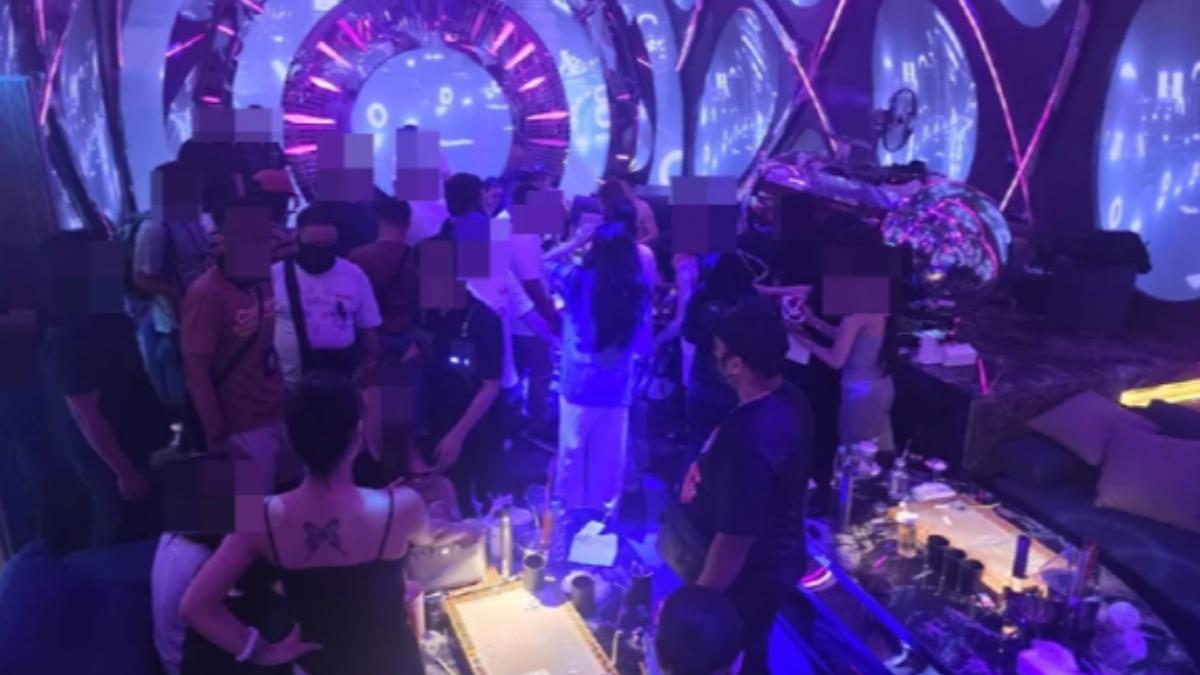 馬來西亞移民局15日清晨突襲吉隆坡一家酒店內的豪華卡拉OK娛樂中心。（圖／翻攝Berita Harian）