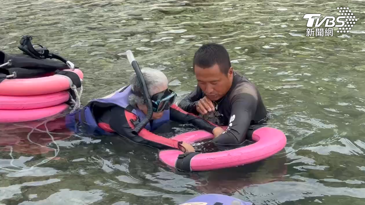 90歲的大港阿嬤，再度挑戰自己極限，在孫女協助下，穿上潛水鞋和救生衣，教練一對一教學，確認阿嬤能適應水中的呼吸方式（圖／TVBS）
