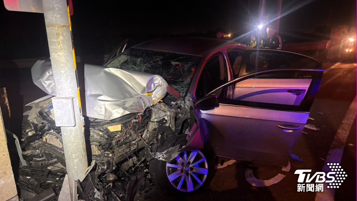 桃園詐團遭警追緝駕車自撞號誌桿 車內4男1女輕重傷